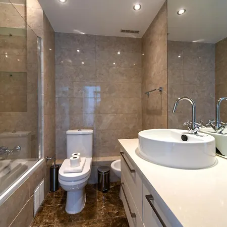 公寓 Modern 2 Bedroom With Balcony In