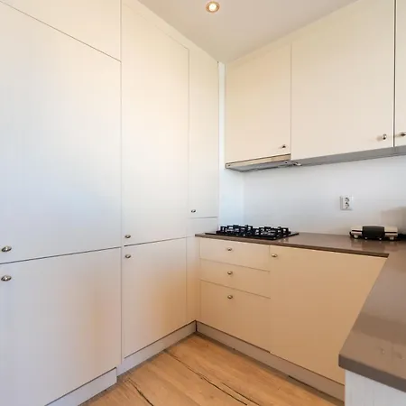 公寓 Modern 2 Bedroom With Balcony In