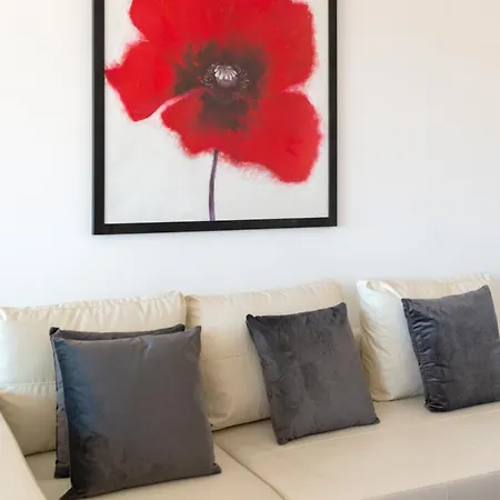 Modern 2 Bedroom With Balcony In 公寓 *