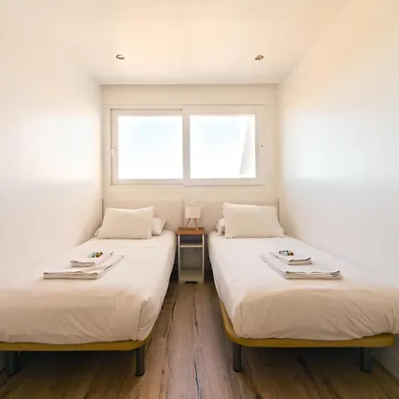 Modern 2 Bedroom With Balcony In 公寓