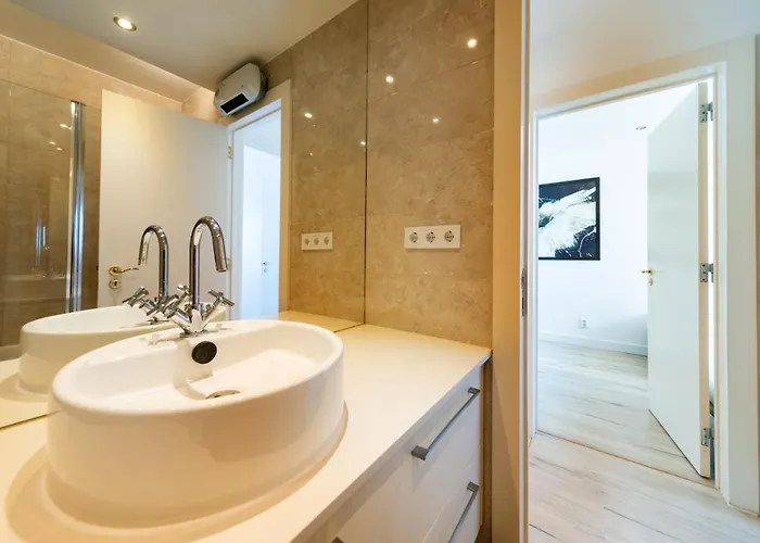 Modern 2 Bedroom With Balcony In Apartament *