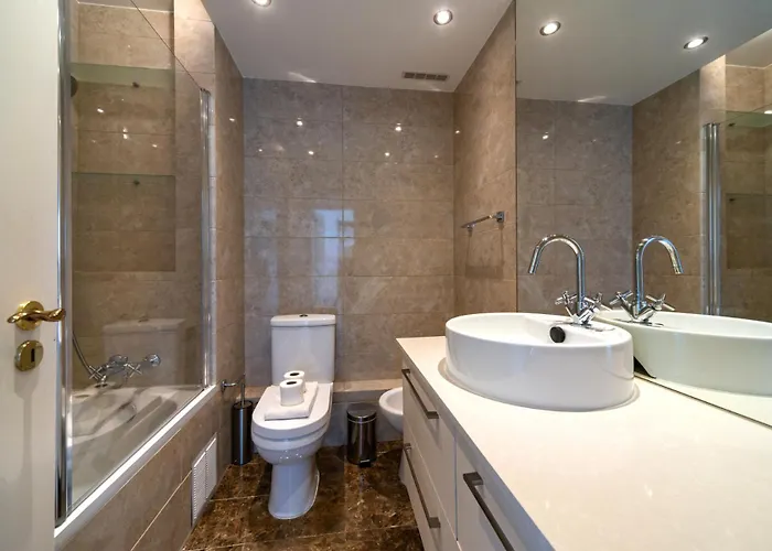 Daire Modern 2 Bedroom With Balcony In