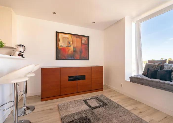 Modern 2 Bedroom With Balcony In