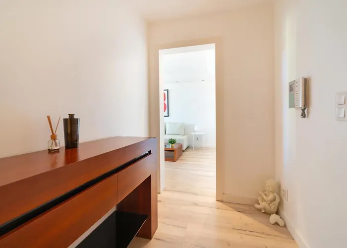 Modern 2 Bedroom With Balcony In Daire Cascais