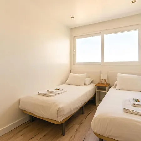 Modern 2 Bedroom With Balcony In 아파트 *