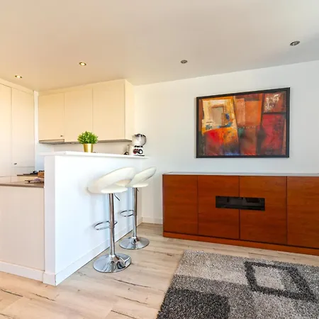 Modern 2 Bedroom With Balcony In *