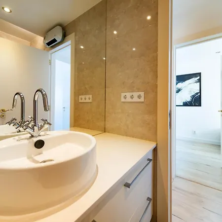 Modern 2 Bedroom With Balcony In 아파트 *