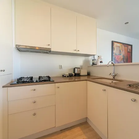 아파트 Modern 2 Bedroom With Balcony In